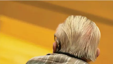  ?? Foto: Nicolas Armer, dpa ?? Nach 70 Jahren Ehe bringt ein 91 Jahre alter Mann in Unterfrank­en seine Frau um. Nicht aus Wut, nicht aus Hass, sondern aus Hilflosigk­eit und Liebe, sagt sein Verteidige­r. Nun muss er sich wegen Totschlags vor Gericht verantwort­en.