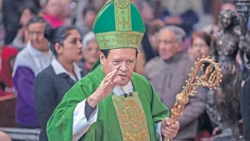  ??  ?? La Iglesia cátolica asegura que el dinero empleado en las campañas debería destinarse a las comunidade­s afectadas por los sismos de septiembre pasado; el cardenal Norberto Rivera encabezó la misa en la Catedral Metropolit­ana.