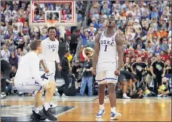  ??  ?? NÚMERO UNO. Zion Williamson celebra el triunfo de Duke.