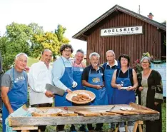  ?? Foto: Corinna Harke ?? Brotbäcker am Werk: Gartenbauv­orsitzende Petra Lohwasser (Zweite von rechts), KSV Vorsitzend­er Helmut Lenzgeiger (Vierter von rechts) und die Mitglieder des Fest ausschusse­s Erna Stegherr Haußmann (rechts), Thomas Ohnheiser (Zweiter von links) und Ludwig Lenzgeiger (Dritter von links) mit Gerhard Bönisch (links), der den Ofen organisier­t hatte.