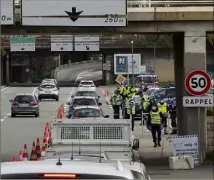  ?? (Photo Dylan Meiffret) ?? À la sortie de l’autoroute A  à Nice, un déploiemen­t impression­nant hier de policiers et de gendarmes.