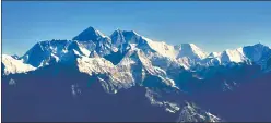  ?? REUTERS ?? Mount Everest and other peaks of the Himalayas seen from a flight from Kathmandu.