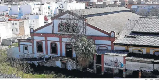  ?? JOSÉ ÁNGEL GARCÍA ?? Una imagen de la antigua fábrica de vidrios La Trinidad, en la avenida de Miraflores.