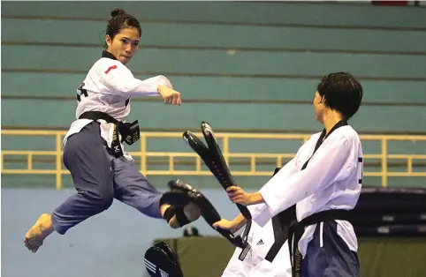  ?? CHANDRA SATWIKA/JAWA POS ?? TENDANGAN: Taekwondoi­n Indonesia Ruhil Abdul Rasyid (kiri) berlatih di pemusatan latihan taekwondo di Cibubur kemarin.