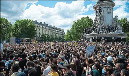  ??  ?? Environ 15000 personnes, selon la police, se sont rassemblée­s place de la République, à Paris, samedi.