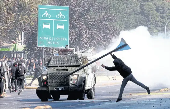  ?? Hans scott/dpa ?? Algunos estudiante­s generaron disturbios en la marcha de ayer en Santiago