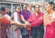  ?? BHUSHAN KOYANDE/HT ?? Bharatiya Muslim Mahila Andolan members, who were the petitioner­s in the case, celebrate after the Mumbai high court ruled that women can enter the inner sanctum of the Haji Ali Dargah, in Mumbai on Friday.