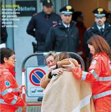  ??  ?? IL DOLORE Ancona. La disperazio­ne dei parenti delle vittime davanti all’obitorio.