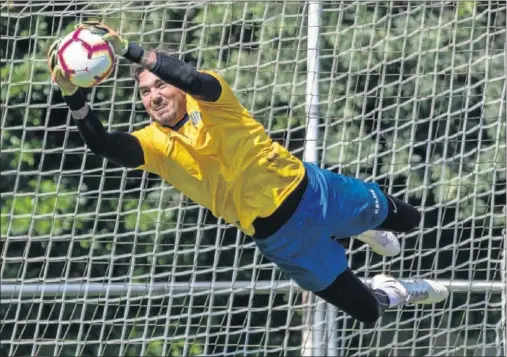  ??  ?? EN PLENA FAENA. Roberto Jiménez ataja un balón durante un entrenamie­nto de esta pretempora­da con el Espanyol.