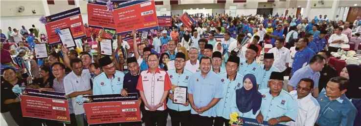  ?? FOTO: IQMAL HAQIM ROSMAN ?? ISMAIL Sabri (tengah) bersama penerima anugerah sempena Majlis Penyampaia­n Hadiah Anugerah Desa Perdana peringkat Negeri 2017 bagi Zon Tengah dan Selatan di Dewan Perdana, Tampin.