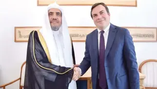  ??  ?? MWL Secretary-General Mohammed bin Abdul Karim Al-Issa, left, shakes hands with Vincenzo Amindola, Italy’s Deputy Foreign Minister for Arab and Islamic Affairs, in Rome on Saturday. (SPA)