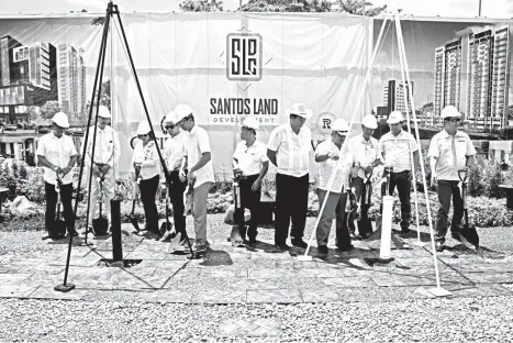  ?? ACE PEREZ ?? SANTOS LAND Developmen­t Corporatio­n (SLDC) headed by SLDC President Antonio Nicolas Domingo (4th from right) led on Friday the groundbrea­king ceremony of its new projects: The Ivory Residences Condominiu­m and Obsidian Suites Hotel in Bajada, Davao City.