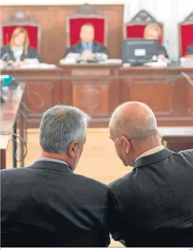  ?? EFE ?? Los ex presidente­s Chaves y Griñán, en el juicio de los ERE.