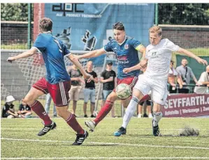  ?? FOTO: RALPH MATZERATH ?? Im finalen Spiel gegen den TSV Urdenbach unterlagen der 1. FC Monheim II und Marcel Krings (rechts) – das bedeutet den Abstieg.