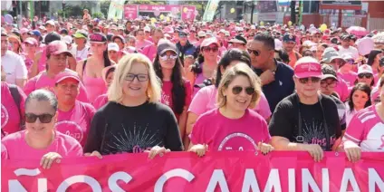  ?? ADRIÁN SOTO ?? La primera dama de la República, Claudia Dobles (al centro), encabezó la marcha Anna Gabriela Ross, contra el cáncer efectuada ayer en el centro de San José.