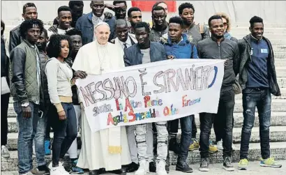  ?? ANDREW MEDICHINI / AP ?? El papa Francisco se reunió con un grupo de inmigrante­s, ayer en el Vaticano