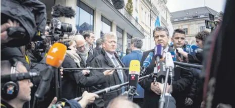  ?? FOTO: IMAGO ?? Bundesauße­nminister Sigmar Gabriel (SPD), vor zehn Tagen noch vor dem Scherbenha­ufen seiner Karriere, sonnt sich am Rand der Münchner Sicherheit­skonferenz im Scheinwerf­erlicht.