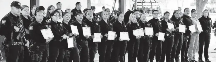  ??  ?? > Las mujeres policías recibieron un merecido reconocimi­ento por su labor.