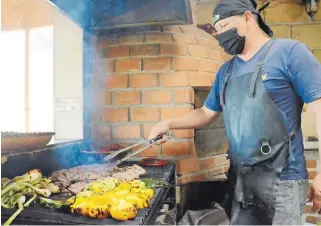  ?? / LUIS LUÉVANOS. ?? Exquisitos alimentos se preparan.