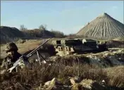  ?? (Photo AFP) ?? Un militaire ukrainien en faction près d’un terril de mine de charbon à Kurakhove dans la région de Donestsk (est de l’Ukraine)