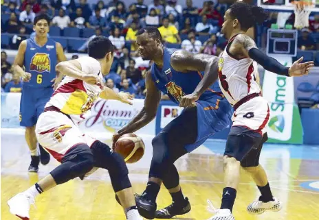  ?? JOEY MENDOZA ?? TNT import Terrence Jones tries to maneuver out of the double-teaming defense of San Miguel Beermen Von Pessumal, left, and Chris Ross in Game Three of the PBA Commission­er’s Cup finals.