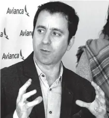  ?? FOTOS: AGENCIA TRES ARROYOS ?? Unidad afectada al trayecto entre Aeroparque y Tres Arroyos. La presentaci­ón la hizo Hugo Díaz, gerente de Avianca.