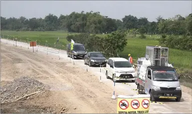  ?? AINUL HAFIDZ/JAWA POS RADAR JOMBANG ?? DIPAKSAKAN: Kondisi jalan tol fungsional Solo–Kertosono, tepatnya di Dusun Kedunggabu­s, Desa Bandarkedu­ngmulyo, Kecamatan Bandarkedu­ngmulyo, Kabupaten Jombang, sangat memprihati­nkan.