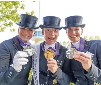  ?? FOTO: IMAGO IMAGES ?? Das deutsche Podest (v.l.): Dorothee Schneider (Silber), Isabell Werth (Gold) und Jessica von Bredow-Werndl (Bronze) freuen sich über den Edelmetall-Erfolg der deutschen Equipe.