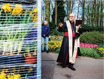  ?? ?? Ολλανδός επίσκοπος ευλογεί φορτίο με ολόφρεσκα άνθη τα οποία προορίζοντ­αι για τον στολισμό της πλατείας Αγίου Πέτρου στο Βατικανό, ενόψει εορτασμού του Πάσχα των Καθολικών.
