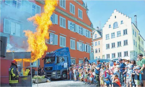  ?? FOTO: SUSI DONNER ?? Dreimal hat die Feuerwehr am Alten Rathaus brennendes Fett in einem relativ kleinen Topf durch Wasser explodiere­n lassen und dabei so einen flammenden Knalleffek­t erzeugt.