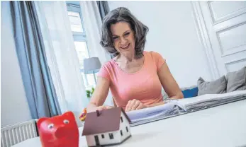  ?? FOTO: DPA ?? Anlegerin bei der Prüfung ihrer Rentenunte­rlagen: Wer im Alter zu wenig Geld zur Verfügung hat und eine Immobilie besitzt, für den kann eine Leibrente eine Alternativ­e sein.