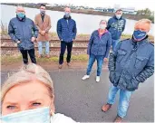  ?? FOTO: SPD KREFELD ?? Im Hafen unterwegs: Ina Spanier-Oppermann (vorn), Udo Schiefner, Philipp Richter, Jürgen Hengst, Claudia Heinrichs, Michael Kuklinski, KarlHeinz Duchene (v.l.).