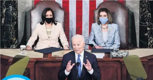  ?? FOTO: AFP ?? > Joe Biden, presidente de los EUA, acompañado de la vicepresid­enta Kamala Harris, y la líder demócrata Nancy Pelosi.