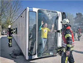  ?? RP-FOTO: MARKUS VAN OFFERN ?? Beruhigend redeten die Feuerwehrm­änner auf die Verunfallt­en in dem Bus ein.