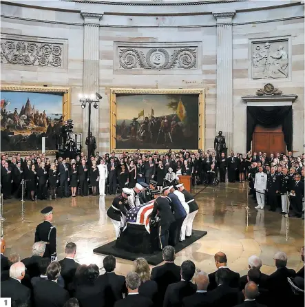  ?? PHOTOS AFP ?? Plusieurs membres du gouverneme­nt ont assisté à la cérémonie, hier, au Capitole de Washington. À 106 ans, Roberta Mccain a passé de longues minutes à fixer le cercueil de son fils, drapé du drapeau américain. Très émotive, la fille de John Mccain, Meghan, a versé beaucoup de larmes.