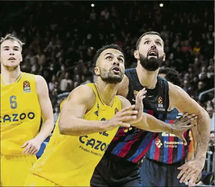  ?? FOTO: MIGUEL A. FORNIÉS ?? Mirotic pugnando por un rebote. El crack azulgrana regresó con su mejor versión para llevar al Barça a la victoria