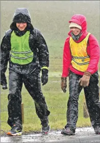  ?? 50_c15homefro­mhome01 ?? They were still smiling as they approached the end, despite injuries and the weather.