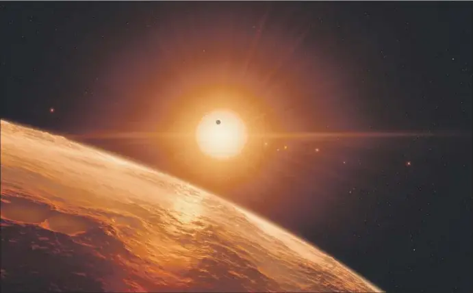  ?? EUROPEAN SOUTHERN OBSERVATOR­Y ?? Imagen virtual de la estrella Trappist-1, que emite una luz anaranjada, con uno de sus planetas en primer plano