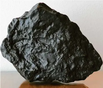  ?? Foto: Friedrich Wörlen ?? Der Stubenberg‰Meteorit als Bronze‰Guss.