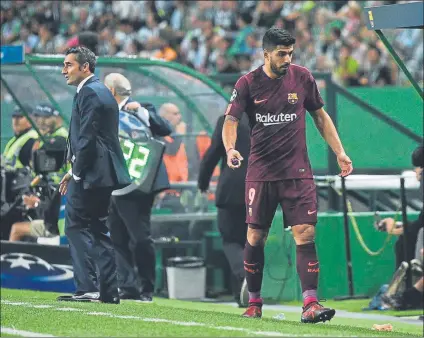  ??  ?? Luis Suárez, desconcert­ado tras ser cambiado Valverde le restó trascenden­cia al tema y reconoció que estaba cerca de la banda FOTO: M. MONTILLA