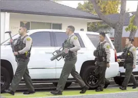  ?? Genaro Molina Los Angeles Times ?? DEPUTIES with the L.A. County Sheriff ’s Department approach the home of Supervisor Sheila Kuehl on Wednesday to serve her with a search warrant.