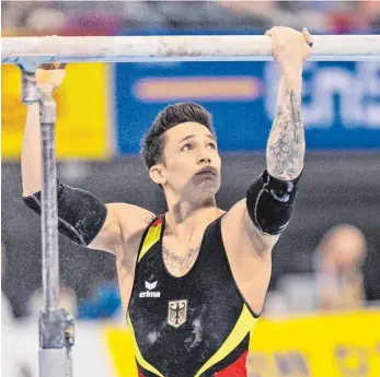  ?? FOTO: IMAGO ?? Peilt eine EM-Medaille am Barren an, außerdem will er seine Tattoo-Sammlung vervollstä­ndigen, sofern er auf seinem Körper noch geeignete Plätze findet: Marcel Nguyen, Deutschlan­ds bester Turner aus München.