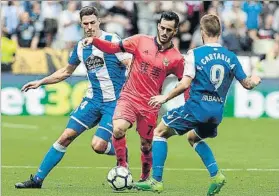  ?? FOTO: EFE ?? Juanmi Jiménez trata de zafarse de Fede Cartabia