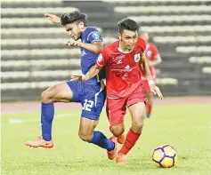  ??  ?? EVENLY CONTESTED ... Sabah captain Mohd Aidil Safee (right) tries to spark his teammates from midfield but finds his marker refusing to give even an inch in their Group B Youth Cup tie yesterday. - Photo courtesy of Jaiman Taip.