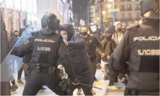  ?? DE SAN BERNARDO ?? Ataques de los antisistem­a a la Policía en la Puerta del Sol