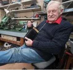  ??  ?? DETERMINED: Trevor Baylis created his radio against the odds
