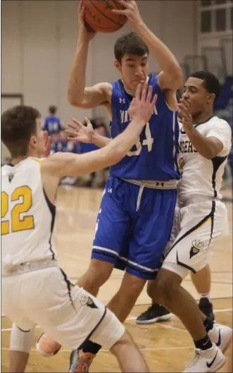  ?? JEN FORBUS — FOR THE MORNING JOURNAL ?? Midview’s Jonny Manning drives through North Ridgeville’s Noah Bayer, left, and Desean Fitzpatric­k on Dec. 7.