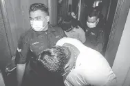  ?? — Gambar Bernama ?? DIHUKUM: Saravanan Kumar dan Gayathry (belakang) diiringi anggota polis di Mahkamah Tinggi, George Town semalam selepas didapati bersalah membunuh seorang kanak-kanak lelaki yang juga anak kepada tertuduh wanita pada 2014. Pesuruhjay­a Kehakiman, Datuk Ahmad Shahrir Mohd Salleh menjatuhka­n hukuman gantung sampai mati ke atas pasangan kekasih itu.