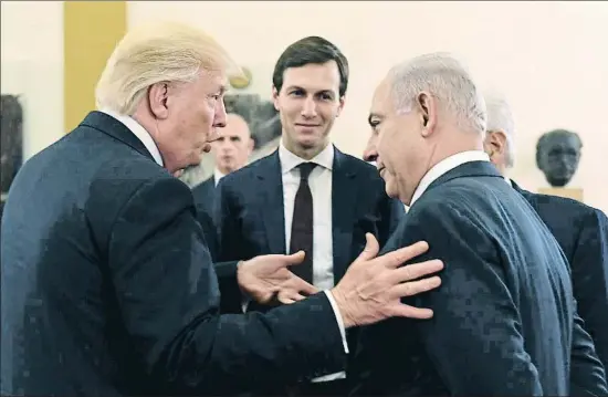  ?? GPO / GETTY ?? Donald Trump conversa con Beniamin Netanyahu ante la mirada de su yerno, Jared Kushner, ayer en Jerusalén