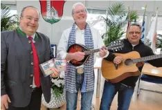  ?? Foto: Ingrid Strohmayr ?? Über die „Hommage“an die junge Stadt Stadtberge­n „I war überall in Stadtberga“freut sich Bürgermeis­ter Paulus Metz, der die Musiker Karl Pösl (Mitte) und Daniel Vazquez zur Übergabe des „Warteschle­ifensongs“begrüßte.